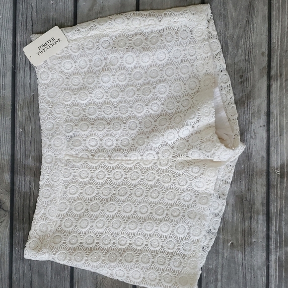 NWT Forever 21 Lined Cream Crochet Shorts Sz Large - Picture 1 of 6